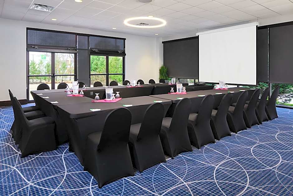 Holiday Inn and Suites Charleston West By IHG