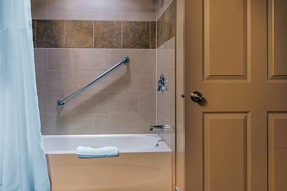 Quality Inn & Suites Hawkesbury