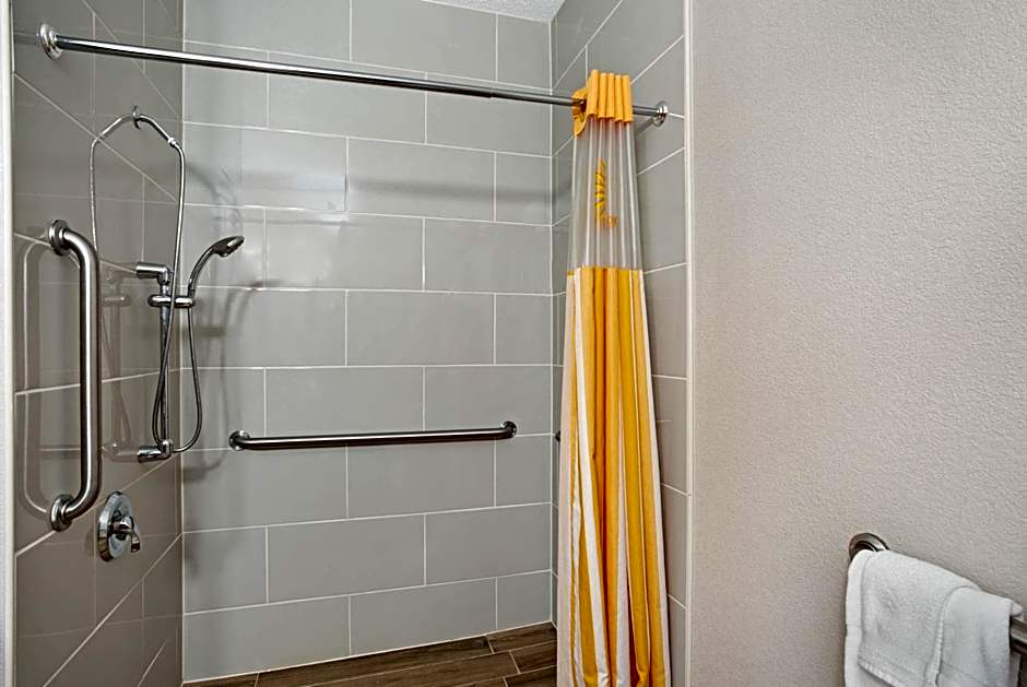 La Quinta Inn & Suites by Wyndham Norwich-Plainfield-Casino