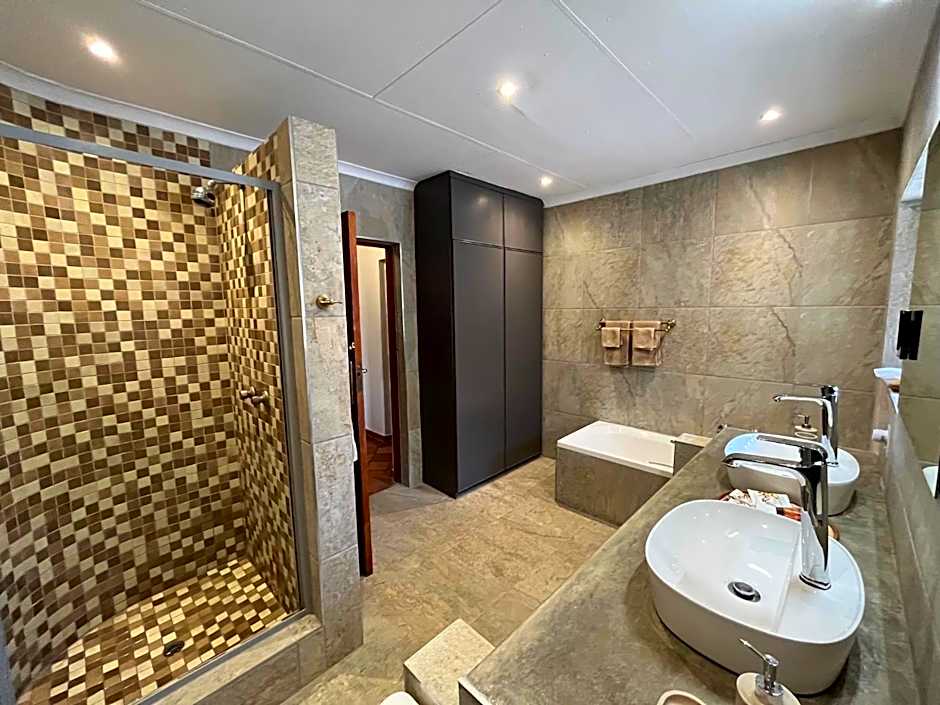 MILIMA Big 5 Safari Lodge