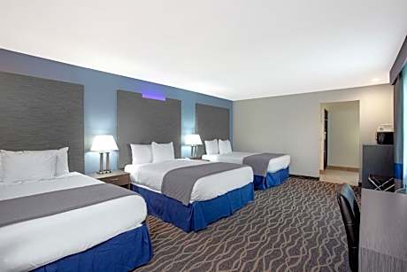 Queen Suite with Three Queen Beds - Non-Smoking