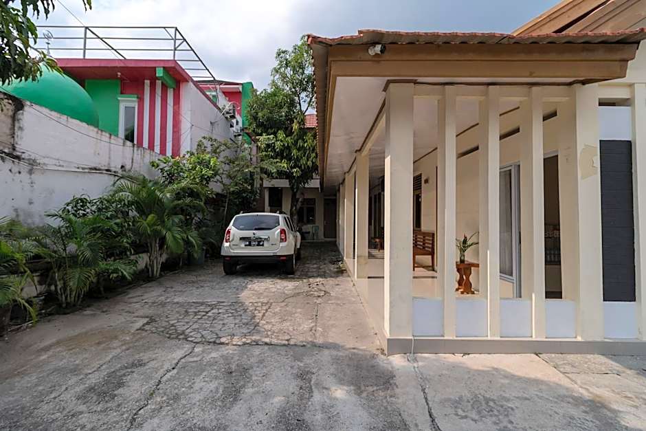 RedDoorz near RS Awal Bros Sudirman Pekanbaru