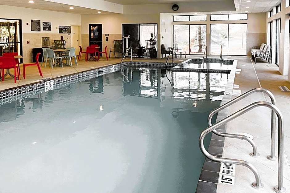 Comfort Inn & Suites NW Milwaukee