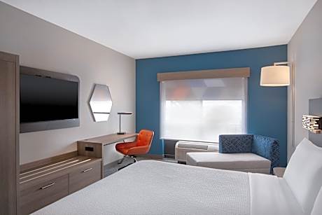 Standard King Room with Roll-in Shower - Mobility Accessible