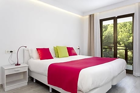 DOUBLE/TWIN SUPERIOR WITH BALCONY 2ADULTS +1 CHILD