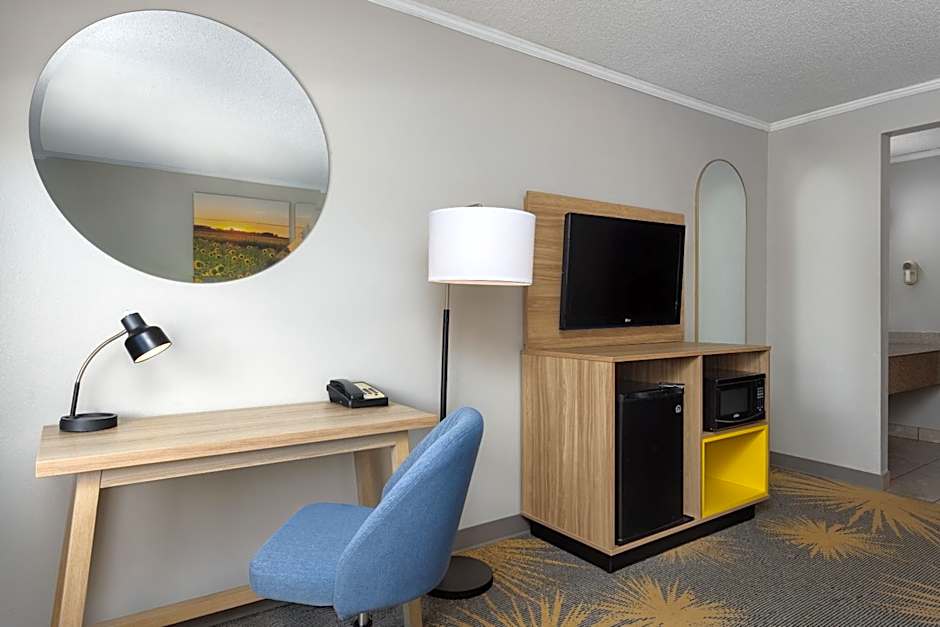 Days Inn and Suites by Wyndham Kansas City South