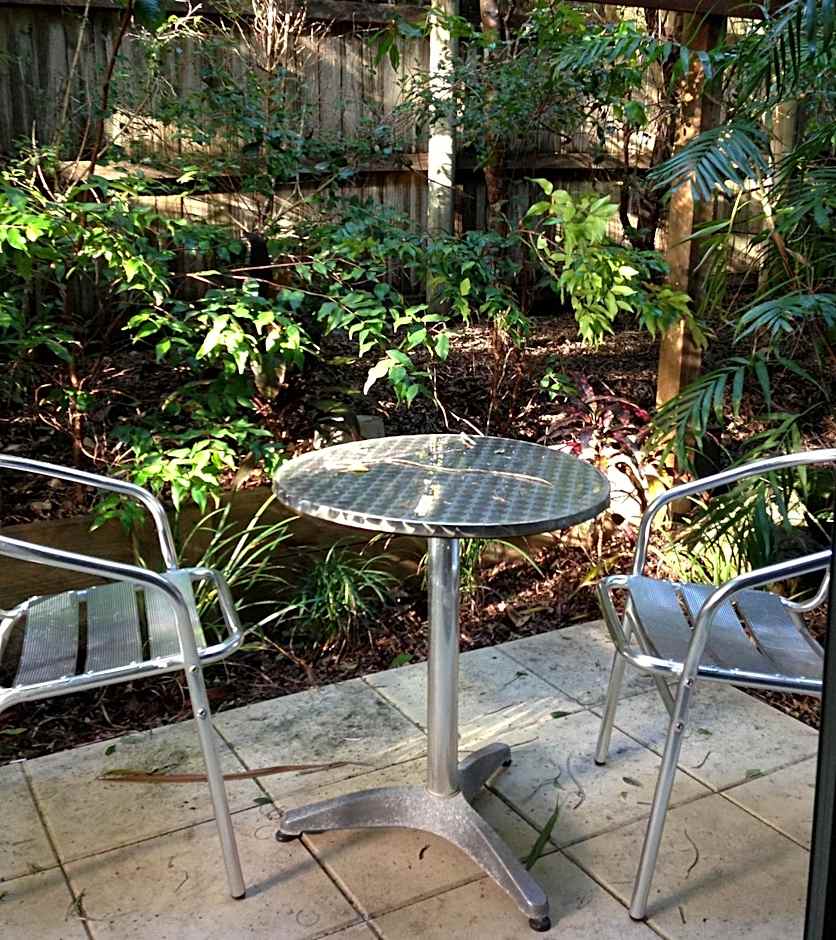 Photo 1 of 4 of Courtyard 1 Queen Bed