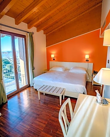 Double or Twin Room with Lake View