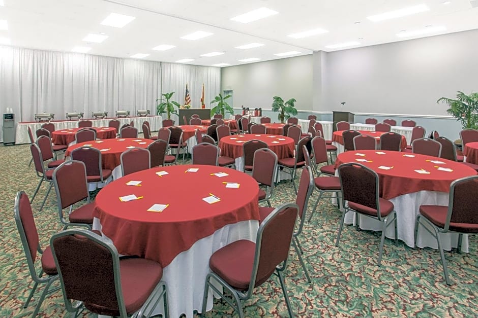 Days Inn & Suites by Wyndham Navarre Conference Center