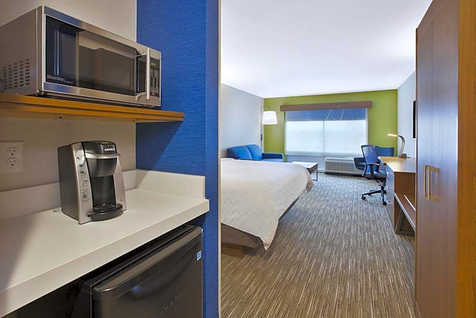 Holiday Inn Express & Suites Grand Rapids - Airport North By IHG