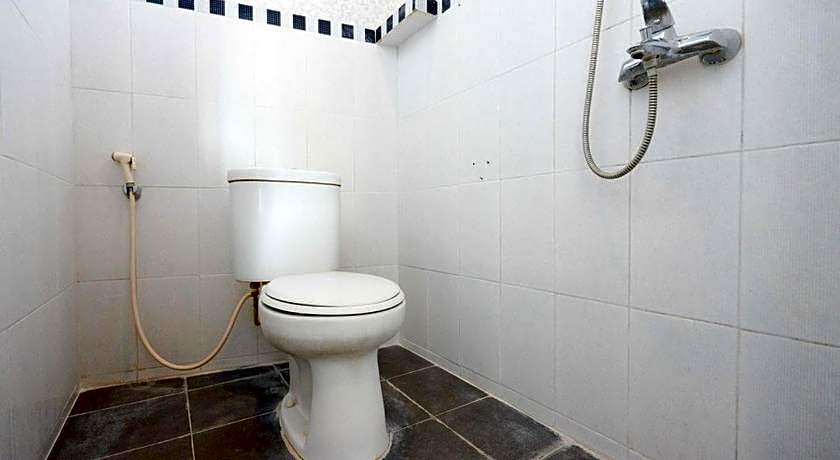 RedDoorz near Solo Square 3