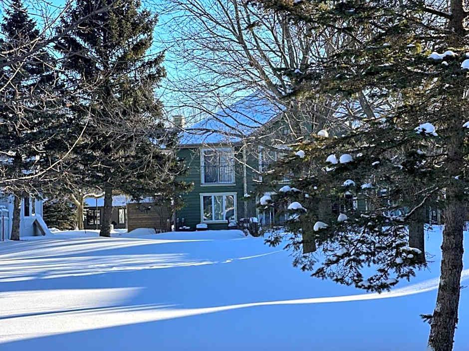 Beautiful tranquil centrally located condo