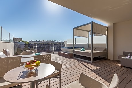 ONE BEDROOM PENTHOUSE SUITE 2 ADULTS + 1CHILD