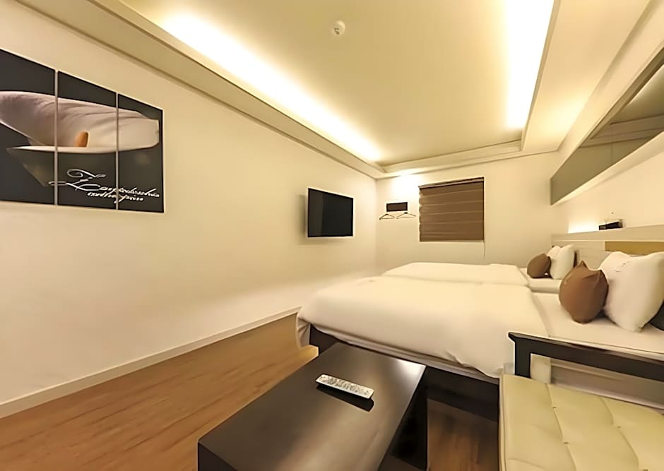 H  Hotel