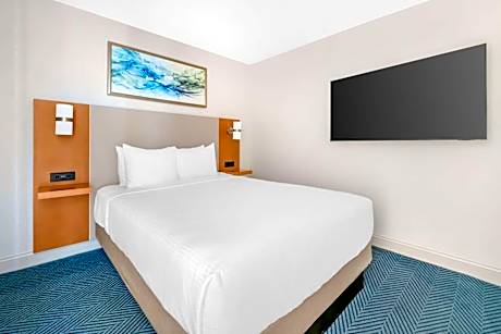 One-Bedroom Queen Suite with Bath Tub and Balcony