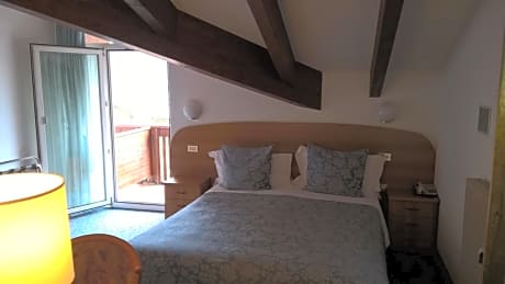 Double or Twin Room with Balcony and Lake View