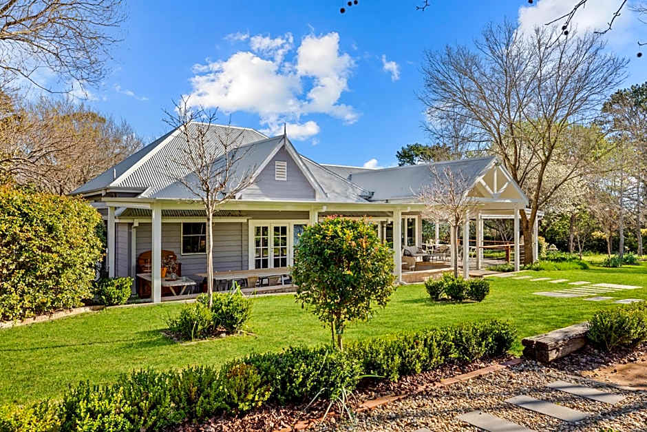 Chanticleer Gardens Barn cottage with a Pool