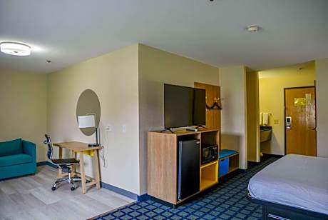 King Suite - Non-Smoking