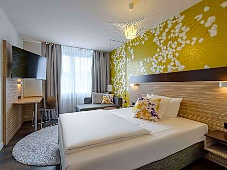 Double Room with Queen-size bed and Couch