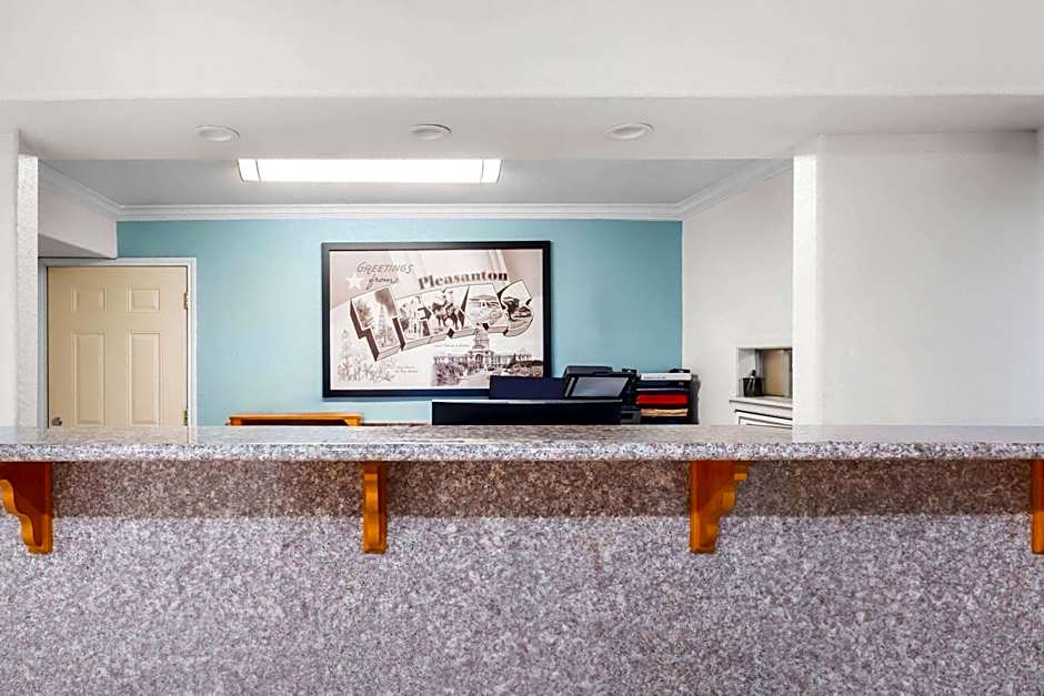 Super 8 by Wyndham Pleasanton