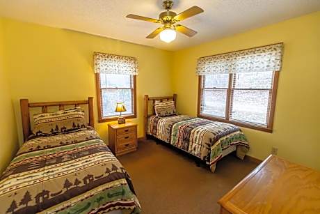 Two-Bedroom Cottage with Lake View