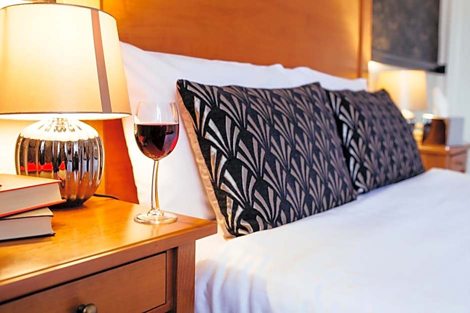 Pymgate Lodge Airport Hotel