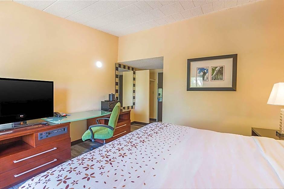 Fairmount Inn & Suites - Stroudsburg, Poconos