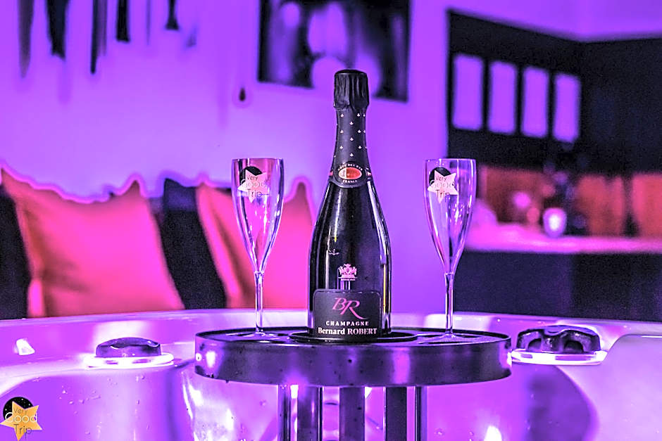 Loveroom Very Good Trip chambre avec jacuzzi privatif