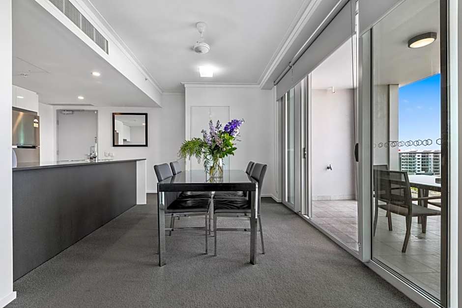 H on Mitchell Apartment Hotel