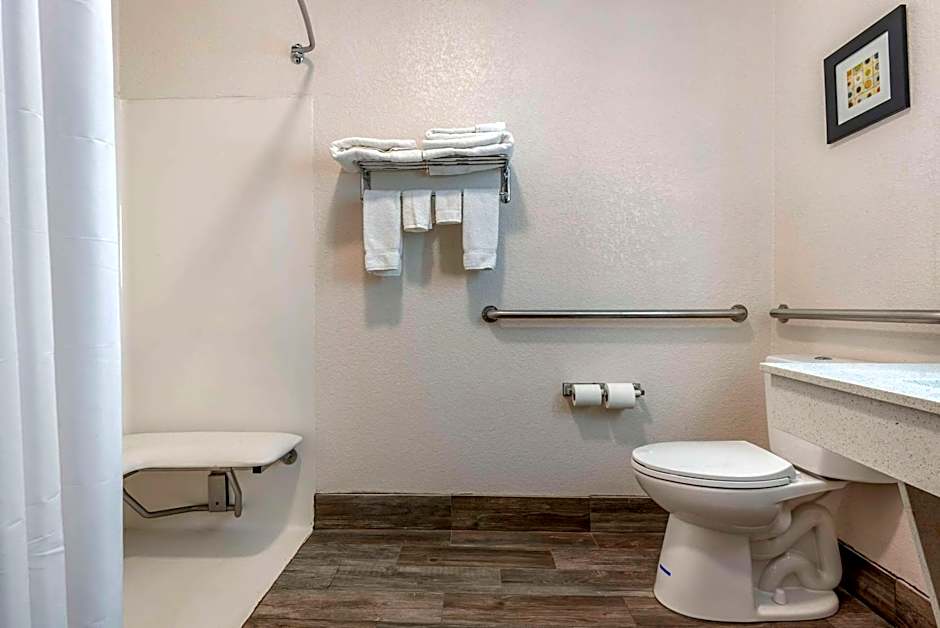 Comfort Inn & Suites Liverpool-Clay