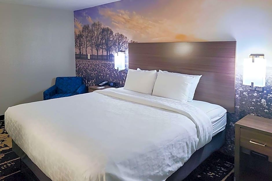 Clarion Pointe Bettendorf - Quad Cities