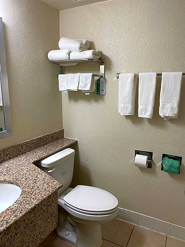 Travelodge by Wyndham Iowa City