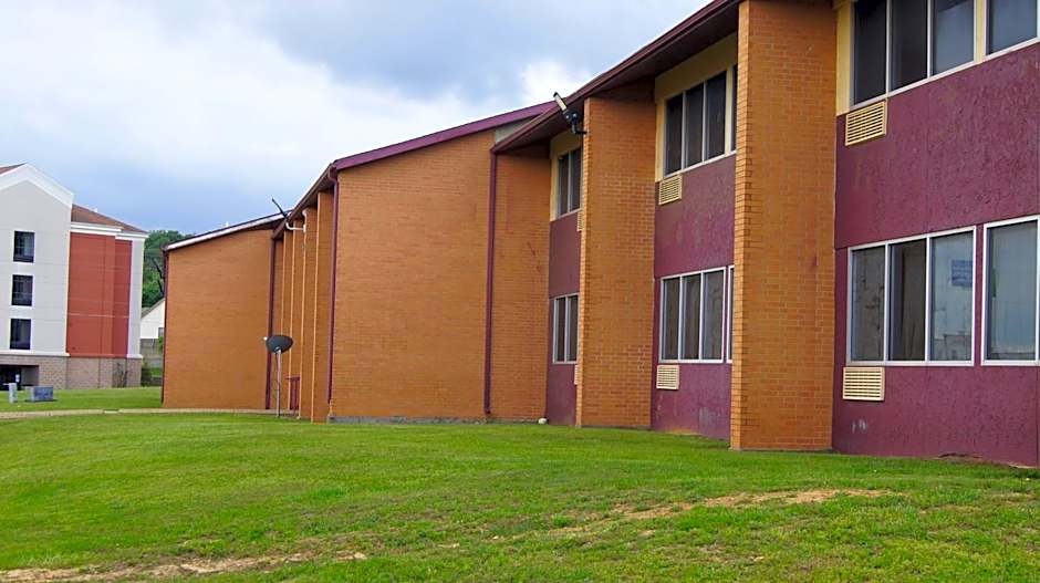 Holiday Lodge & Suites