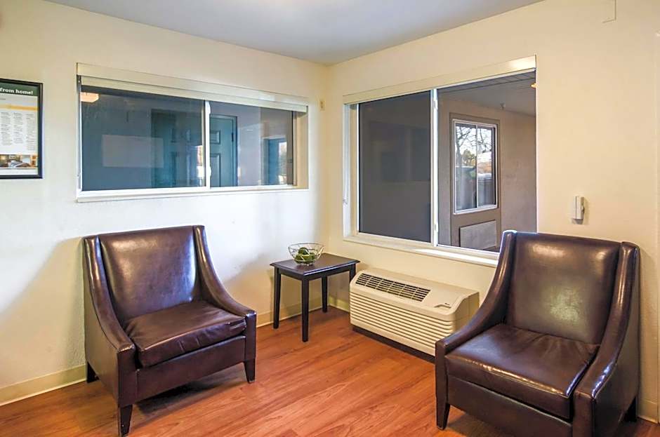 HomeTowne Studios Denver - Thornton