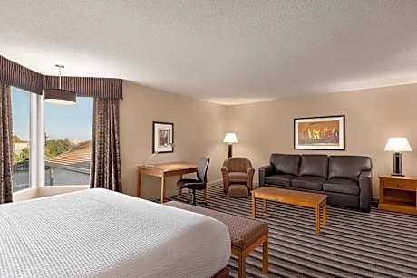 Deluxe King Room - Mobility Access/Non-Smoking