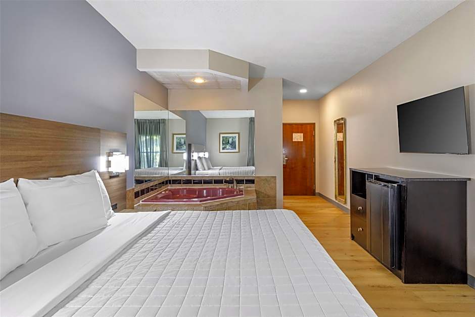 Photo 1 of 6 of 1 King Bed Suite, Whirlpool