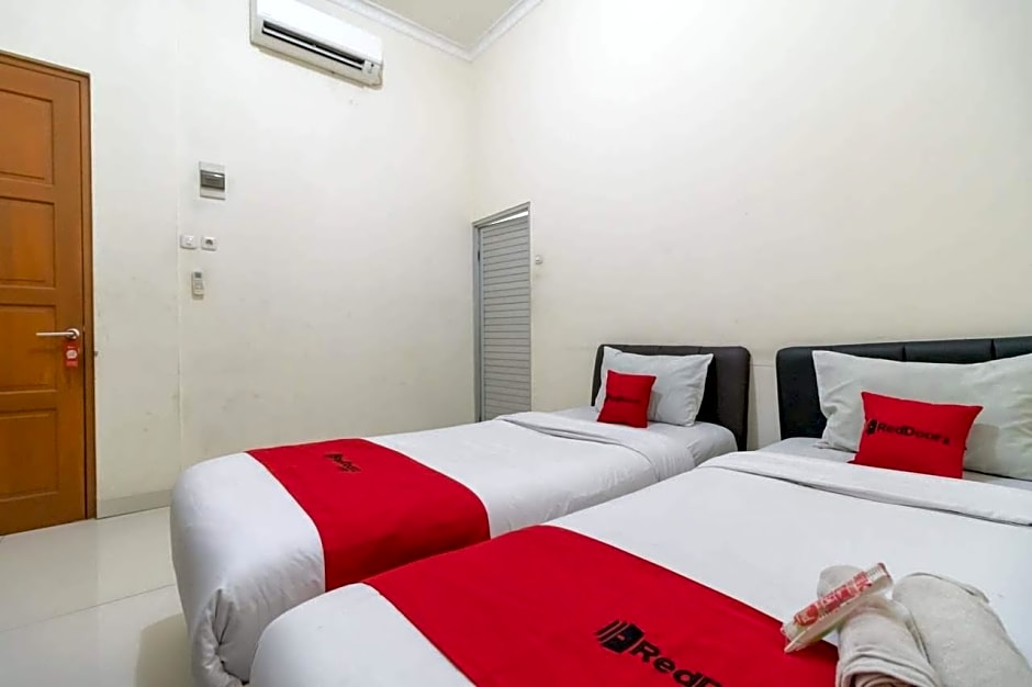 RedDoorz near Universitas Esa Unggul Bekasi Harapan Indah