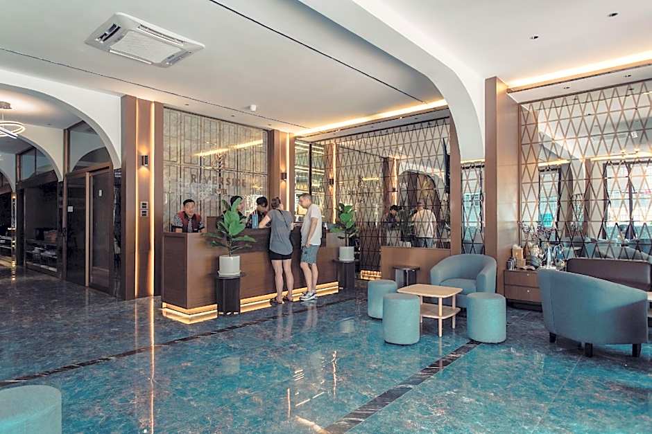 Riverside Hotel