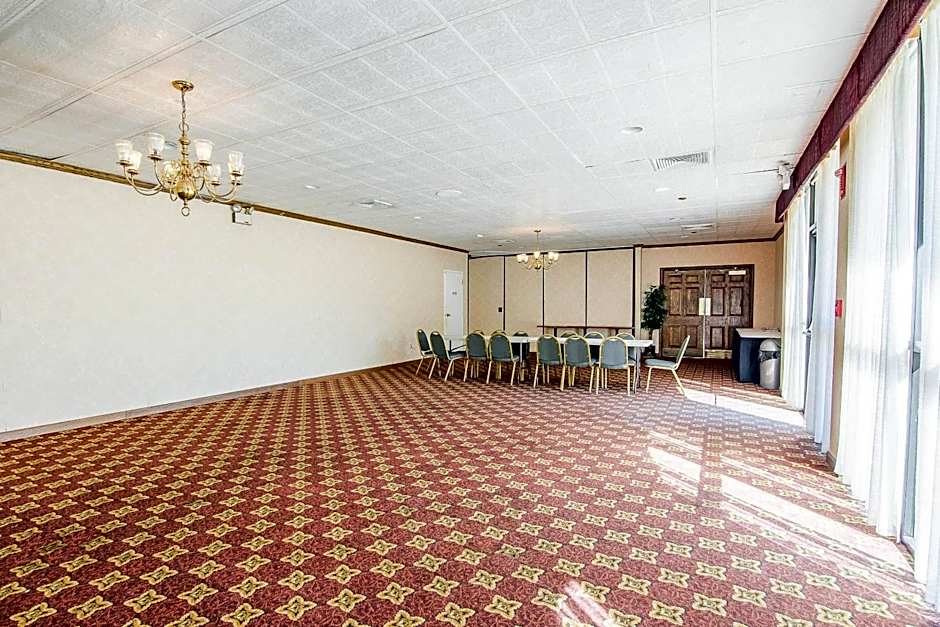 Econo Lodge Inn & Suites Norton - Wise South