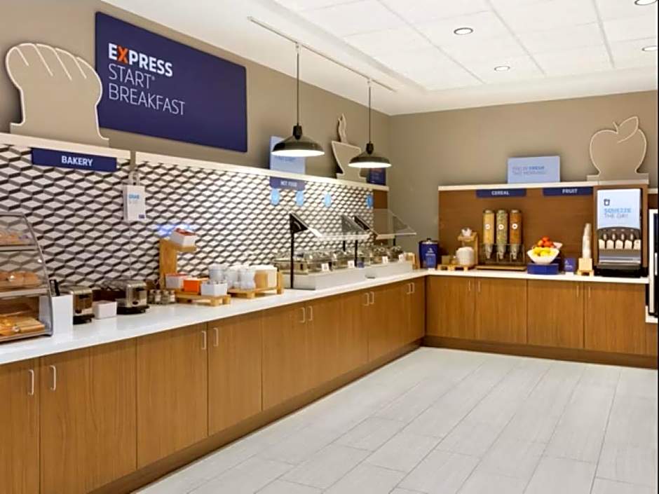 Holiday Inn Express Mentor Banquet Center By IHG
