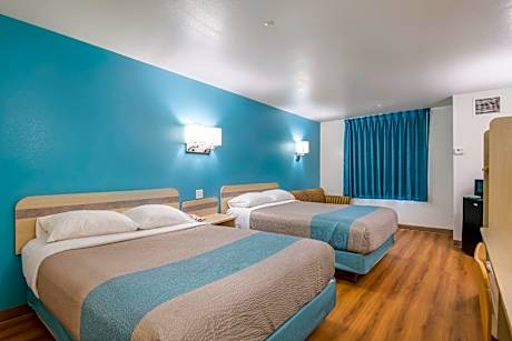 2 Full Beds | Smoking