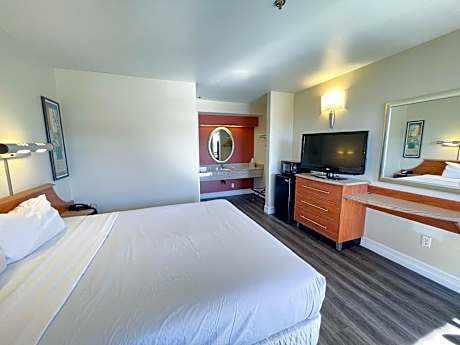 1 King Bed | Non-Smoking, Micfridge