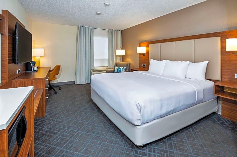 Photo 1 of 3 of 1 Queen Bed, Accessible