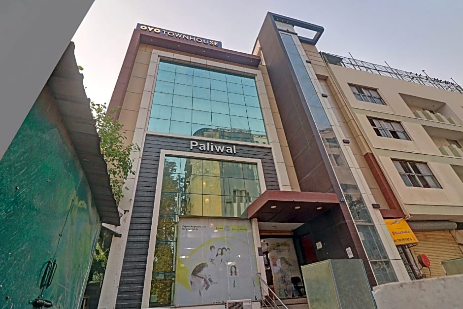 OYO 77788  Townhouse 405 Mall Road