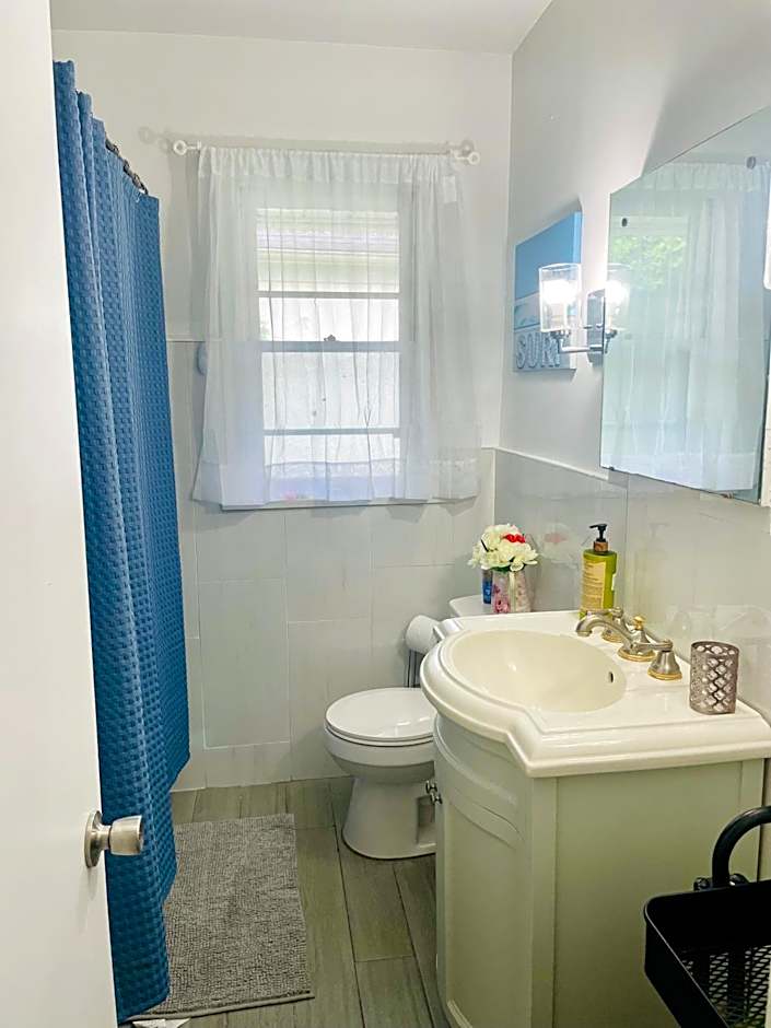 Vacation house Entire floor Kids yard walk 2 subway