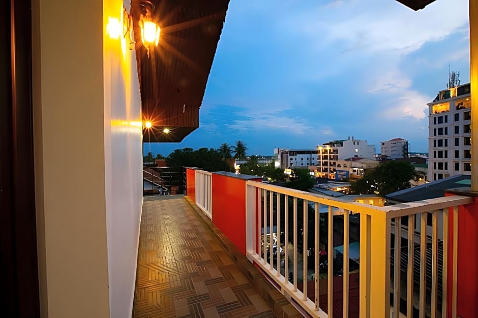 Ruby Riverside Hotel & Hostel