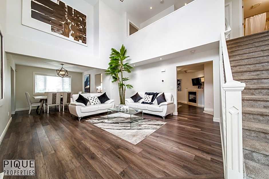 LUXURIOUS 6 Bed Home I Fireplace I near Sports Park I with Double Garage & Fast WiFi!