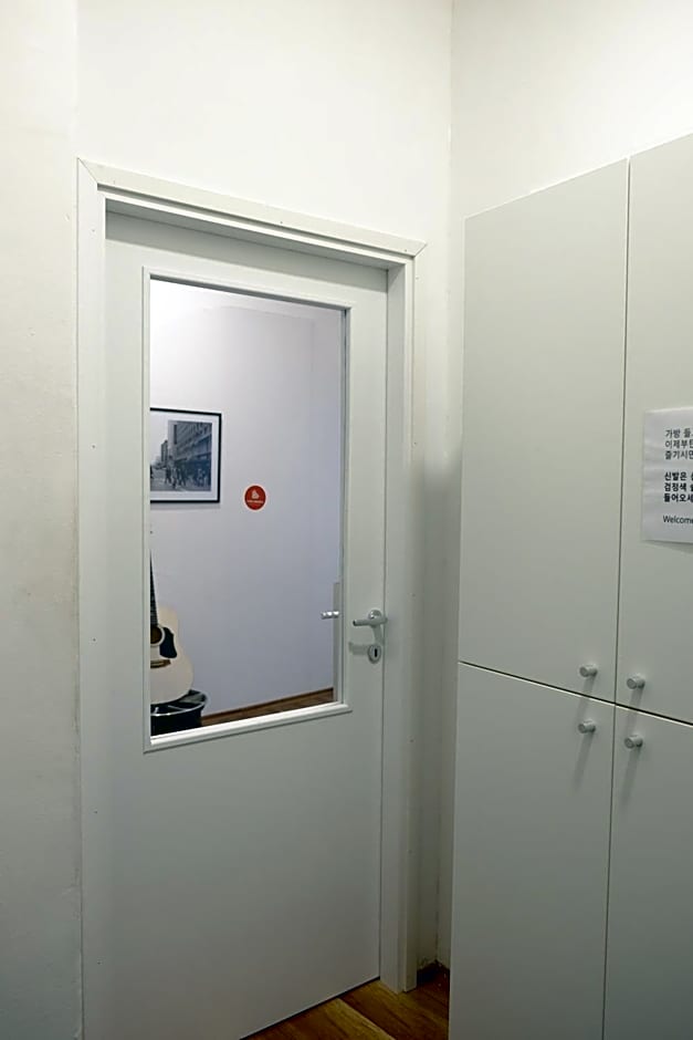 Lovecroatia Zagreb-'Paxnest' HOSTEL, No party! Cozy and quiet! Separated Men and women's rooms! Indoor shoes provided!