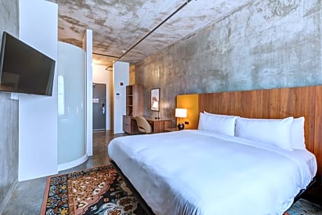 1 king bed nylo loft,comp hi speed wifi-luxury linens-sofa-keurig,clock-luxury bath amenities-in room safe