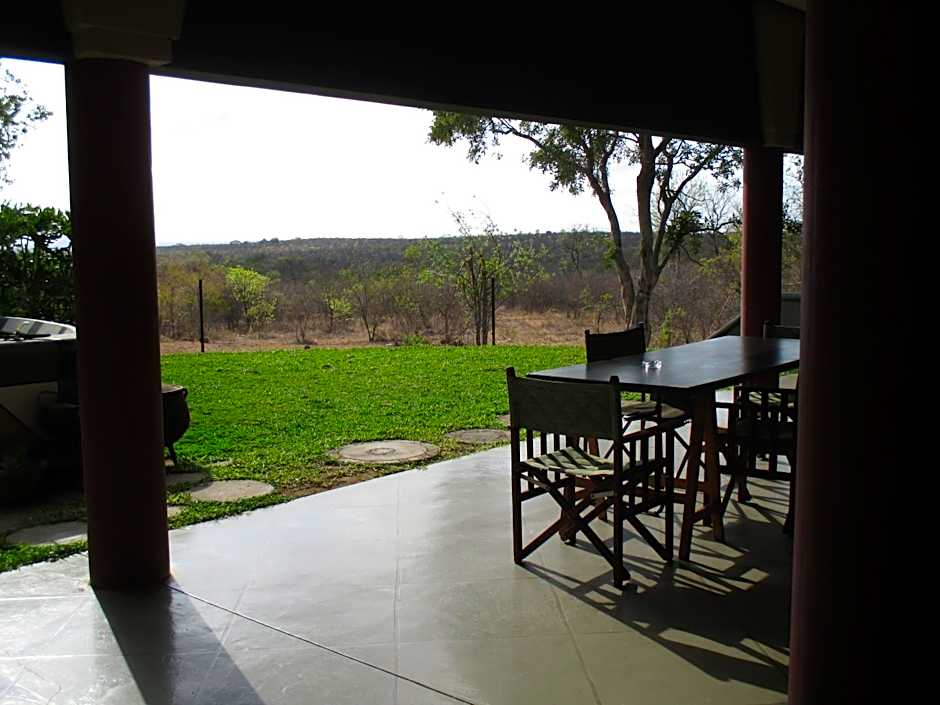 Tingala Lodge - Bed in the Bush